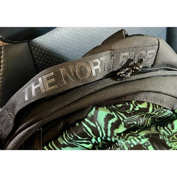 NWT! THE NORTH FACE Bozer Backpack Hiking School Green Black Spellout Ski Sports - Picture 10 of 16